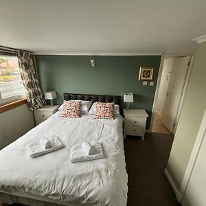 Zimmer mit Kingsize-Bett